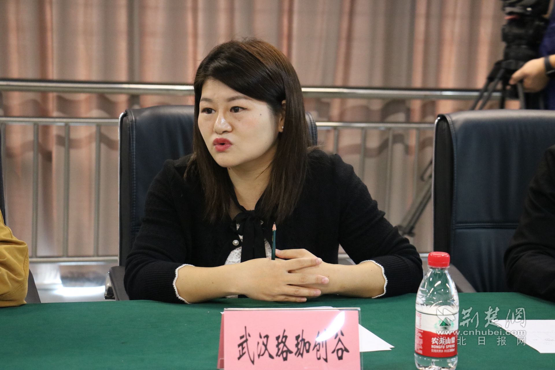 珞珈创谷党支部书记张洁提出倡议.jpg.jpg