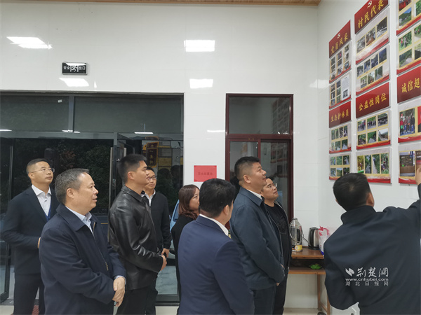 参观茅庄村村民委员会.jpg