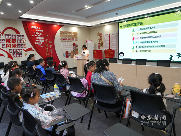 志愿者老师讲解自我保护知识.jpg
