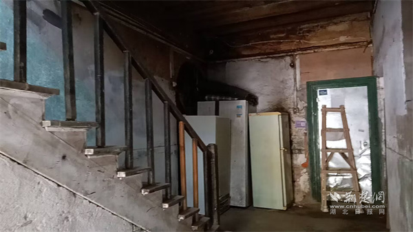 楼道内堆积的废旧电器.jpg