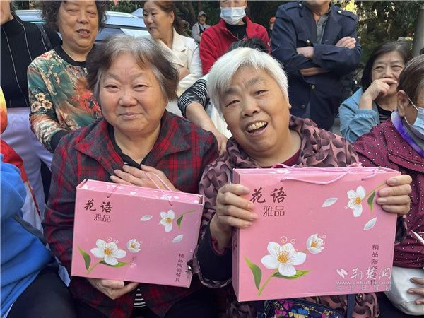 活动现场分发惠民礼包.png.png