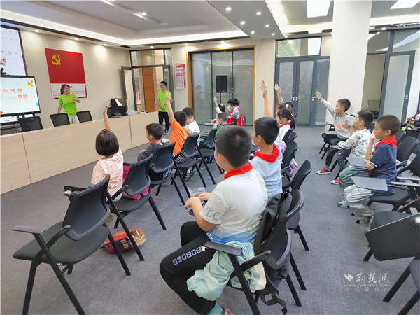 孩子们踊跃举手发言互动.jpg