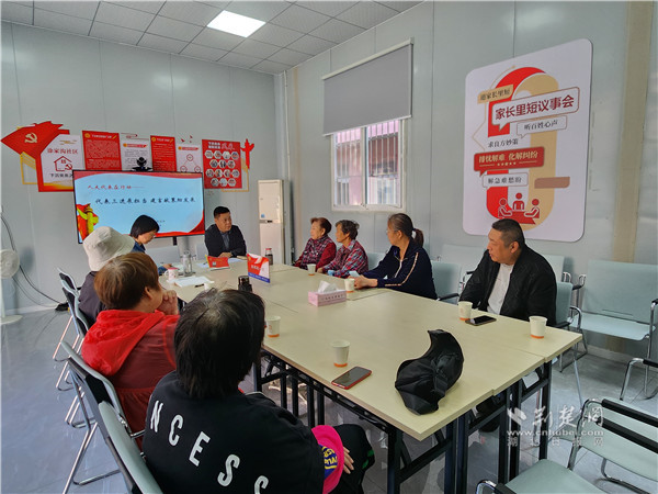 区人大代表夏锋在涂家沟社区召开人大代表座谈会，.jpg