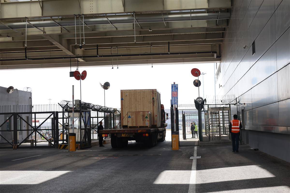 花湖机场首次实现进米乐 M6米乐口货物“直装直提”