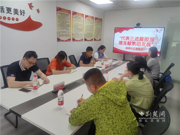 区人大代表李元志在城南社区接待选民.jpg