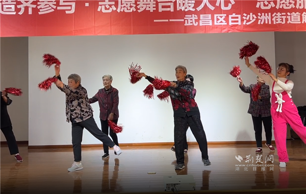 高龄老人群体舞.png.png