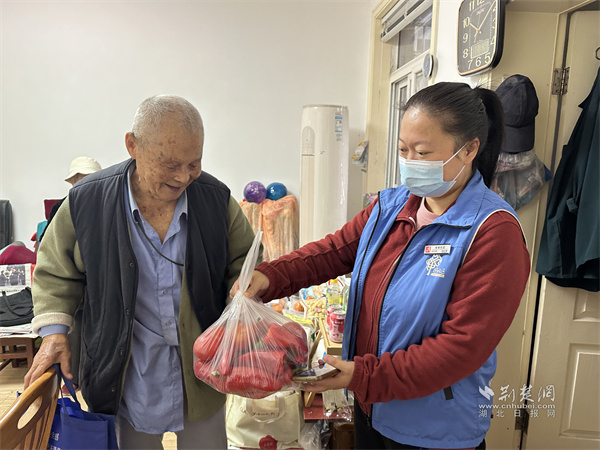 社区工作人员给高龄老人高时来送爱心菜.jpg