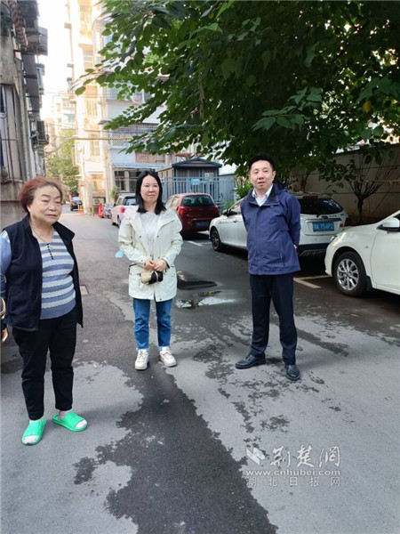 区人大代表史果在梅花苑社区现场调研.jpg
