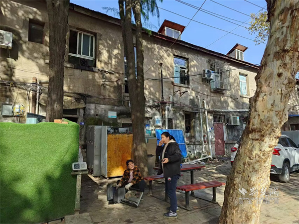 工作人员和废品回收站老板交涉.jpg
