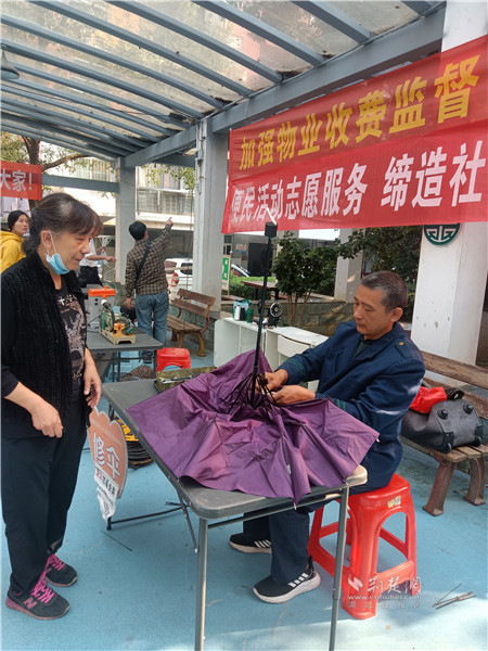 居民修理雨伞.jpg