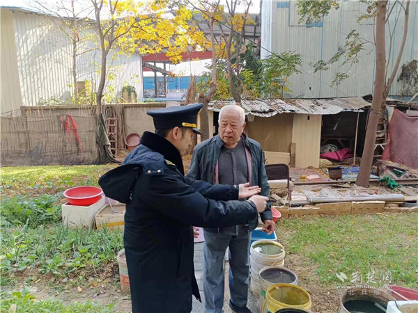 执法队员与居民进行沟通宣传.jpg