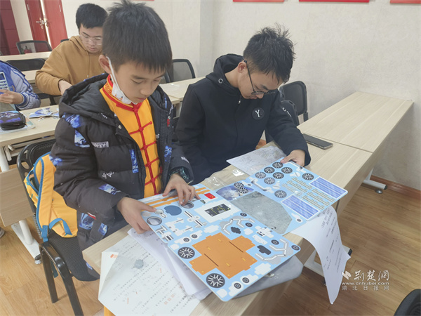 孩子们进行模型拼装.jpg