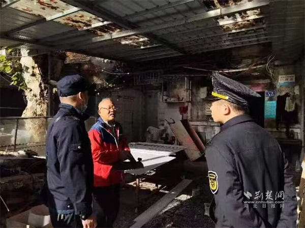 执法人员和居民交涉.jpg