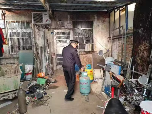 执法人员帮助老板将废品清理至房内.jpg