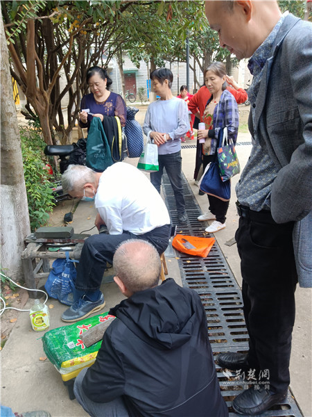 居民排队磨刀.jpg