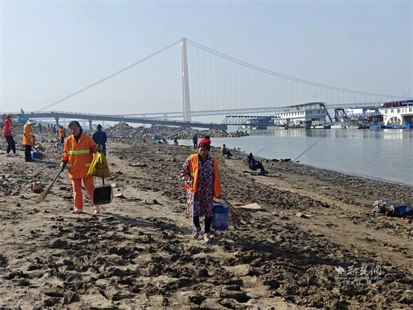 环卫工人帮忙清理江滩杂物垃圾.jpg