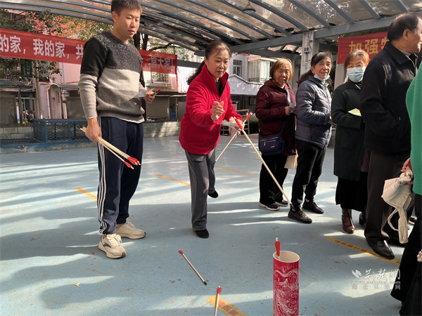 趣味投壶游戏进行中.jpg