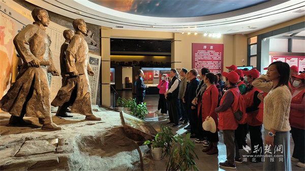 参观百年报刊展.jpg