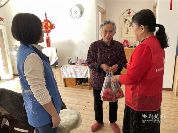 社区书记与志愿者看望独居老人.jpg