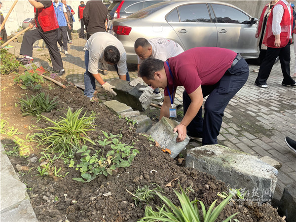 居民参与清理菜园子行动.jpg
