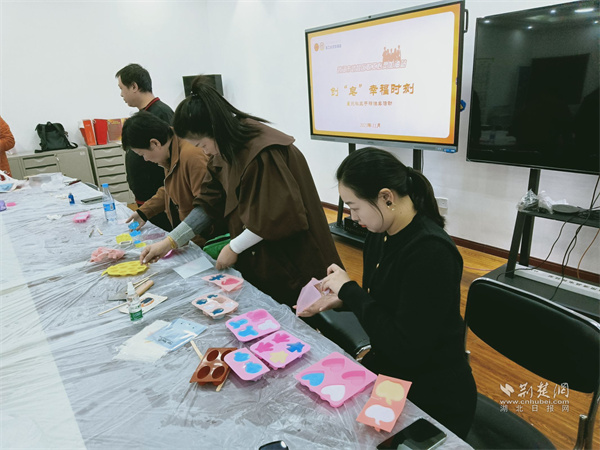 户外工作者们一起制作香皂.jpg
