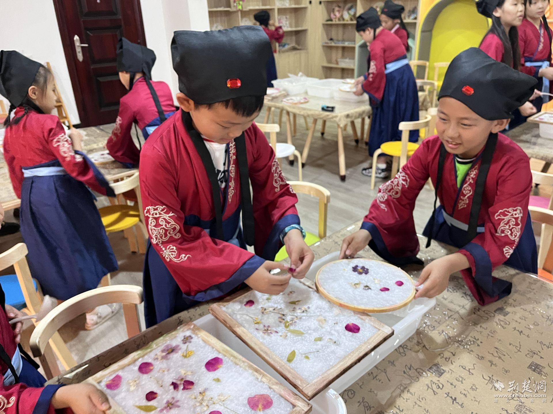 古法造纸手工制作中.jpg.jpg
