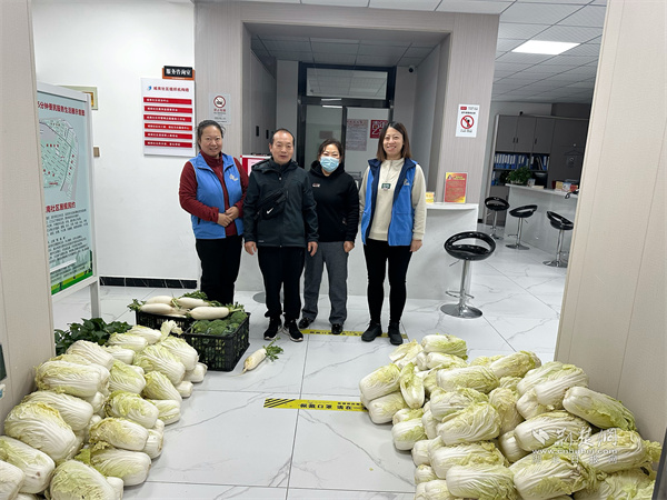 热心居民吴松清给社区老人捐赠蔬菜.jpg