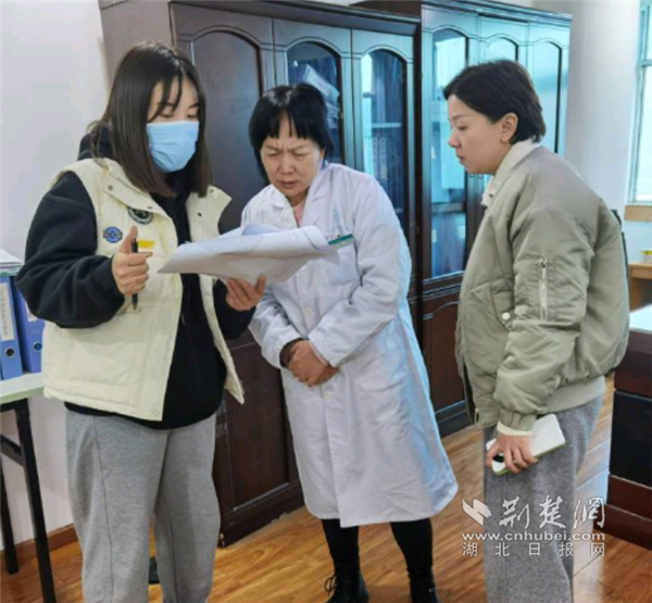 街道和社区工作人员走访中原医院.png.png