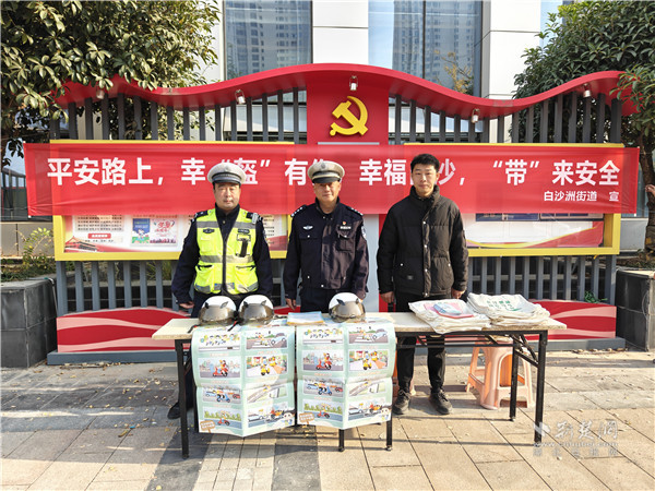 区交通大队四中队民警走进社区宣传交通安全.jpg