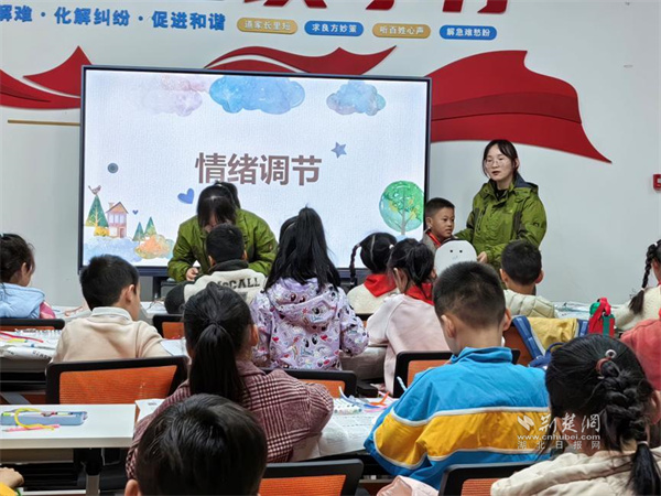 志愿者老师讲解情绪调节方法.jpg