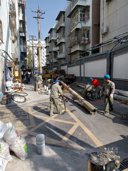 工程营小区电线杆拔除作业中1.jpg
