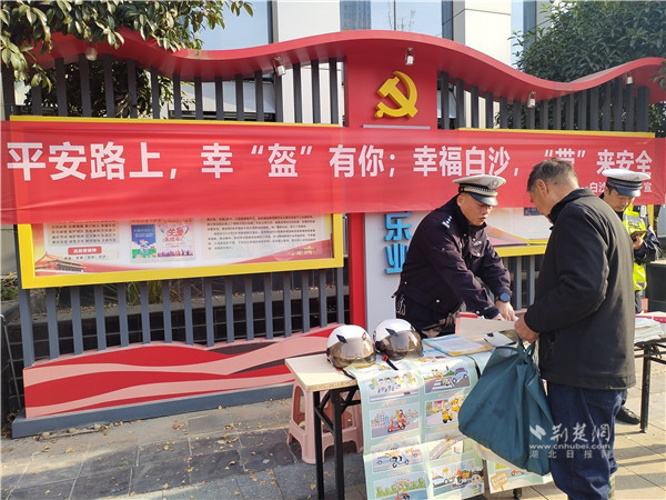 交警向来往居民进行交通安全宣传.jpg