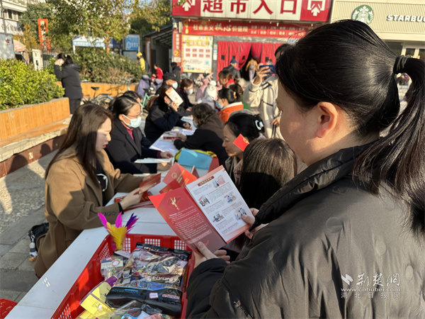 向辖区商户和居民发放宣传资料.jpg