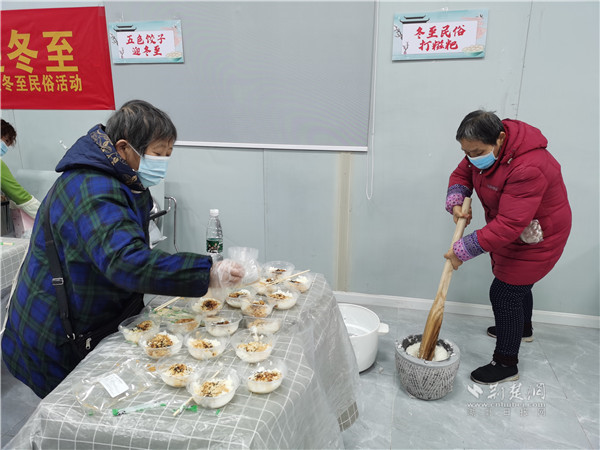 居民正在打糍粑.jpg