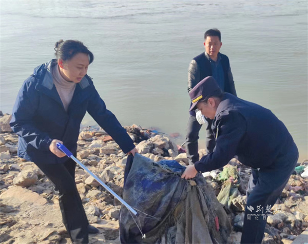 清理岸边垃圾.jpg