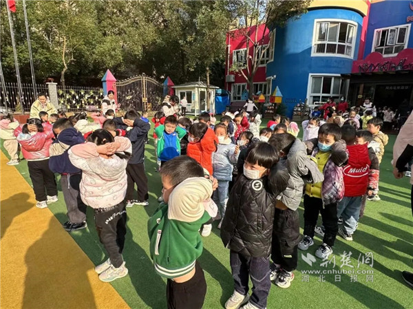青少年儿童在操场集合清点人数.jpg