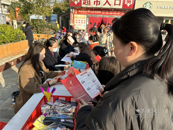 向辖区商户和居民发放宣传资料.jpg