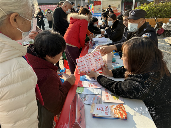 给居民普及宪法知识.jpg