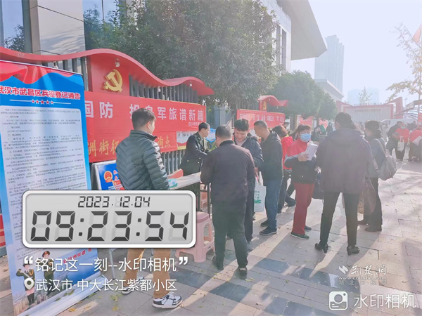 人武部工作人员发放征兵宣传手册.jpg