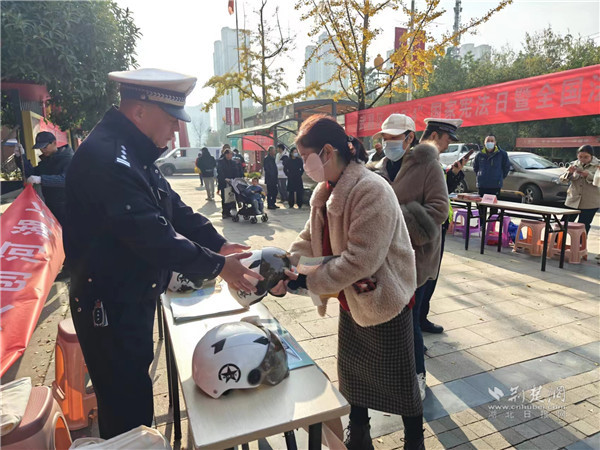 交通大队四中队民警教居民正确佩戴头盔.jpg