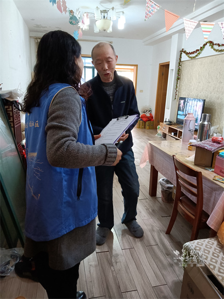 社区工作人员入户走访收集意见.jpg