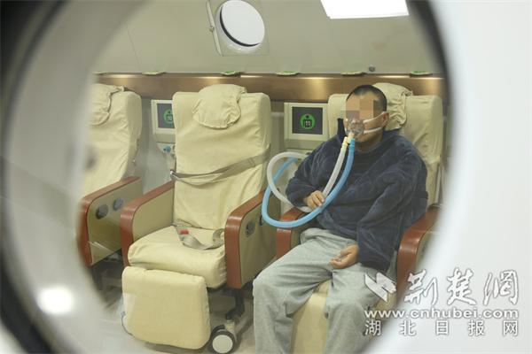患者在高压氧舱内接受高压氧治疗.jpg