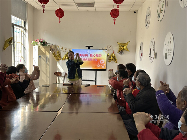 学做“手指操”.JPG