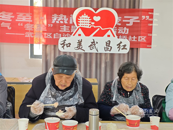 李耀堂 胡东明夫妇包饺子.jpg