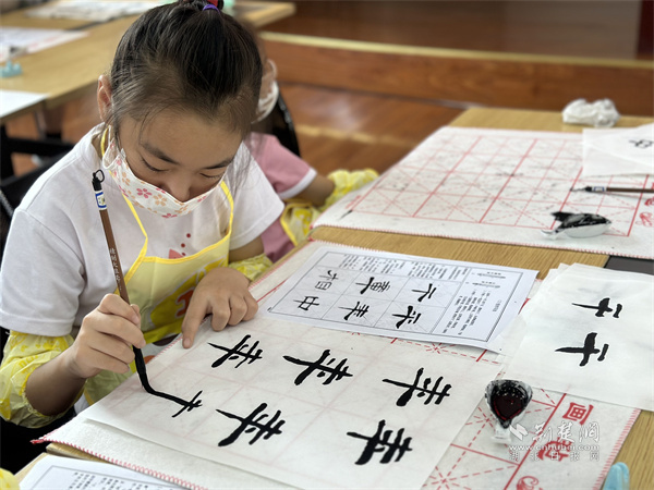 新业态从业人员子女参加社区公益课堂活动.jpg