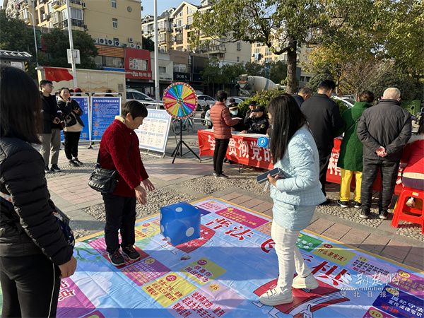 居民在宪法通关飞行棋中边玩边学.jpg.jpg
