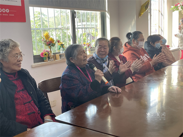 老人们展喉高歌.JPG