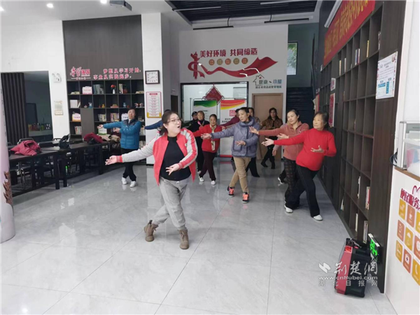 中国舞课程上学员们舞姿翩翩.png.png
