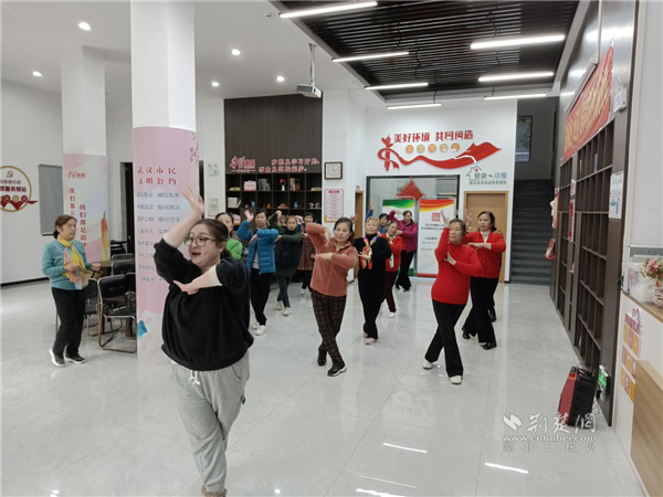 艺术课堂上居民们认真学习中国舞.png.png
