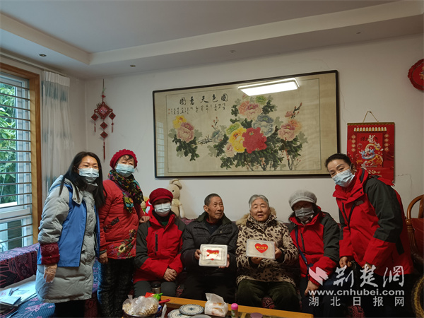 给辖区困难老人送爱心饺子.jpg